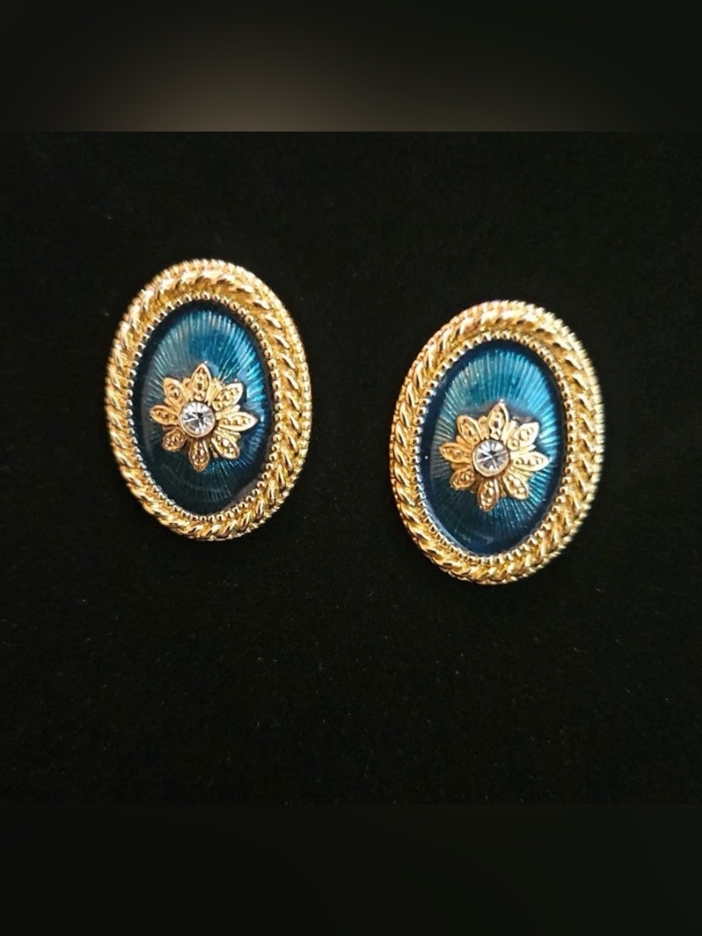Vintage Avon Emerald Green / Gold Floral Pierced Earrings
